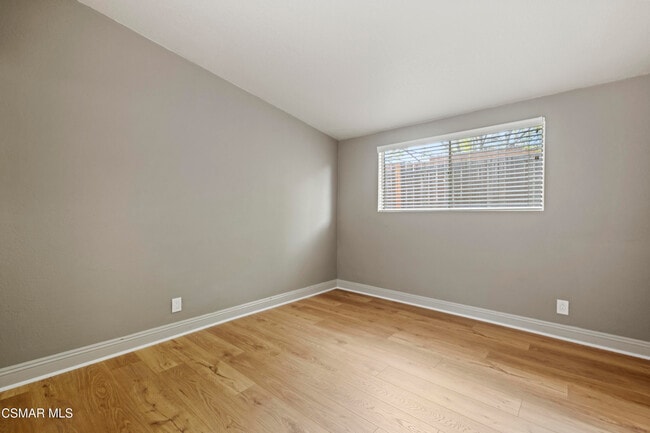 Building Photo - 865 W Hillcrest Dr