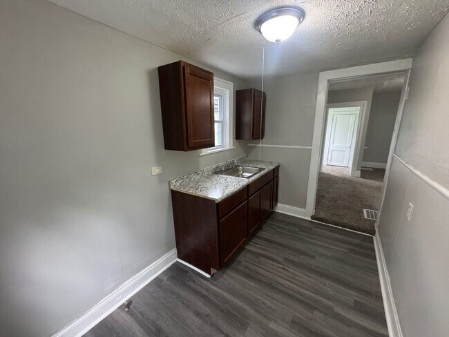Building Photo - Charming 3-Bedroom Property in Prime Location