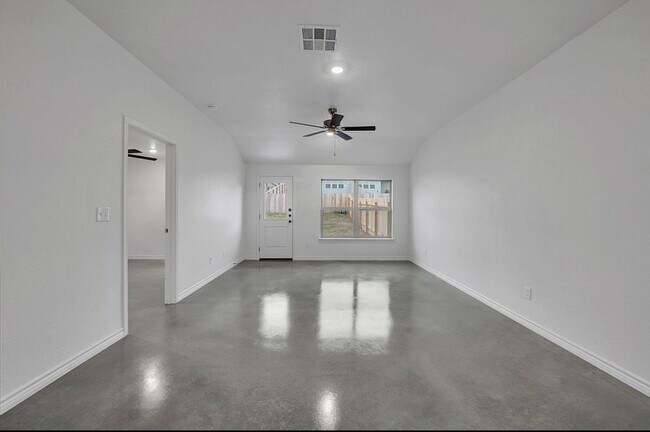 Building Photo - 616 Pacific Crest Trl