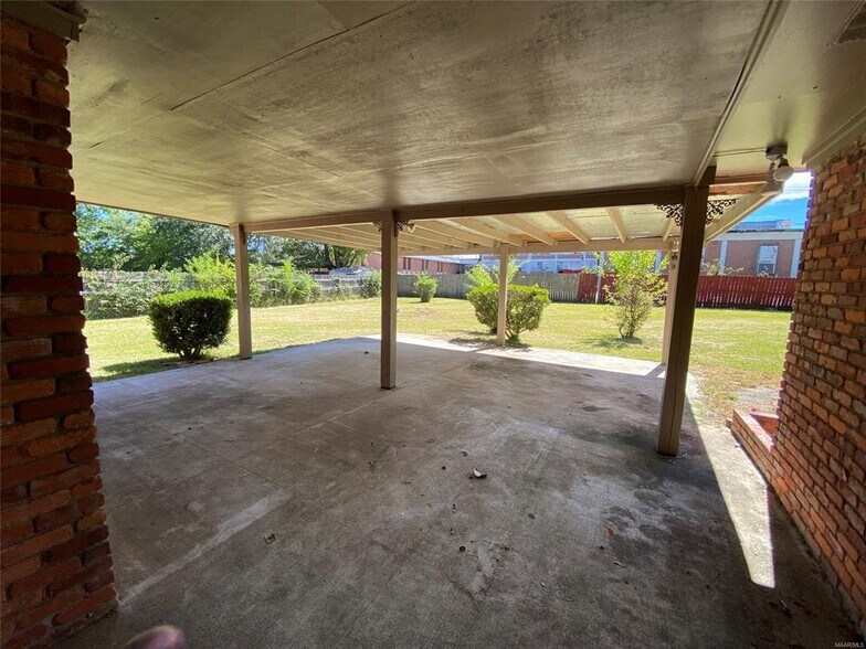 Building Photo - 3012 Lansdowne Dr