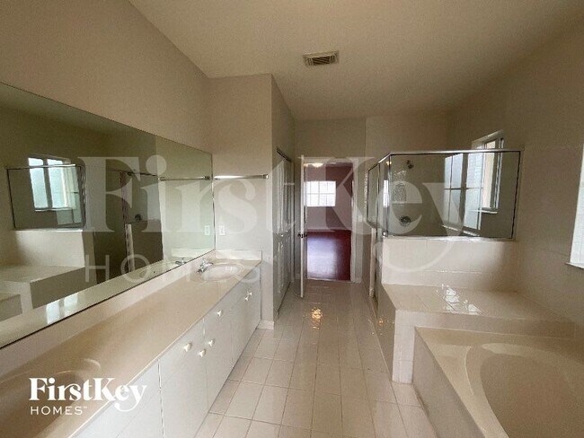 Building Photo - 377 NE 29th Terrace