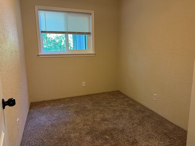 Building Photo - Well maintained home, recent upgrades, cut...