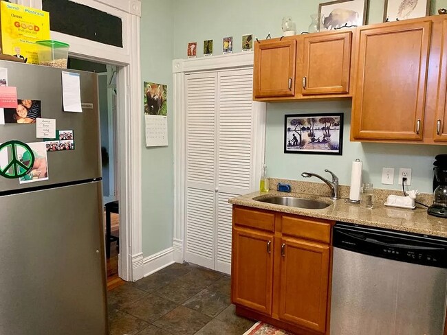 Building Photo - 2223 Parkwood Ave