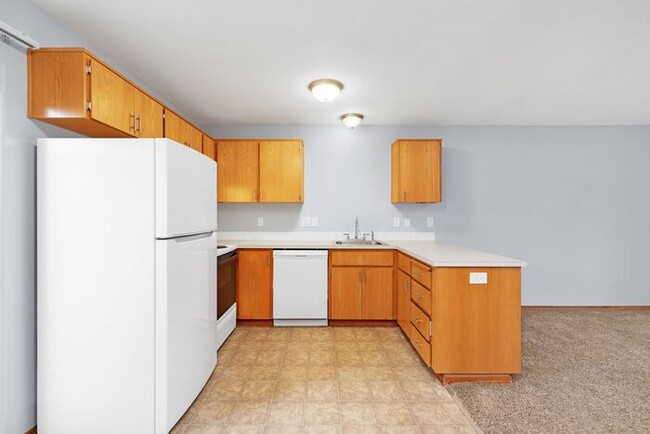 Building Photo - Beautiful 2 bedroom townhouse. Available February!