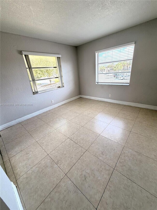 Building Photo - 412 Lakeside Dr