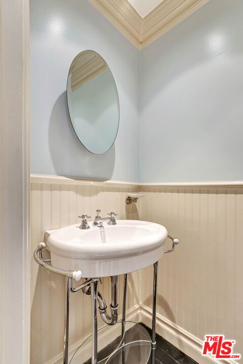 Building Photo - 744 N Sierra Bonita Ave