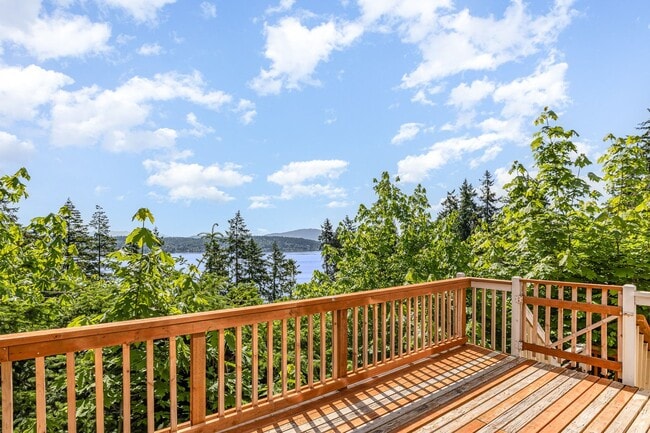 Building Photo - Stunning Lake Sammamish View | 5 Bed, 3 Ba...