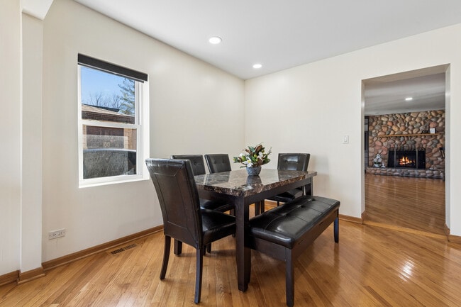 Building Photo - 23 W Algonquin Rd