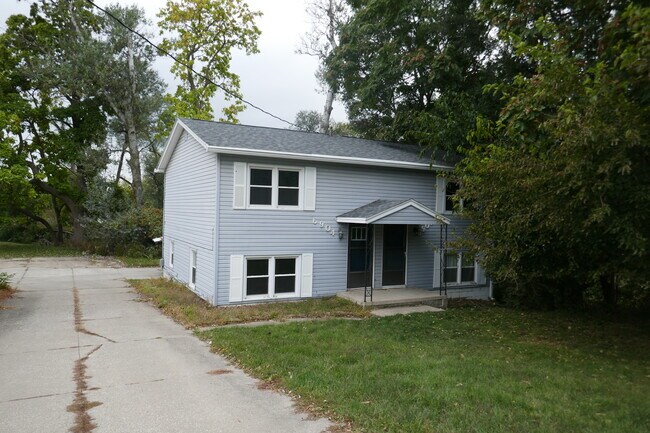 Unit Front - 6904 Urbandale Ave