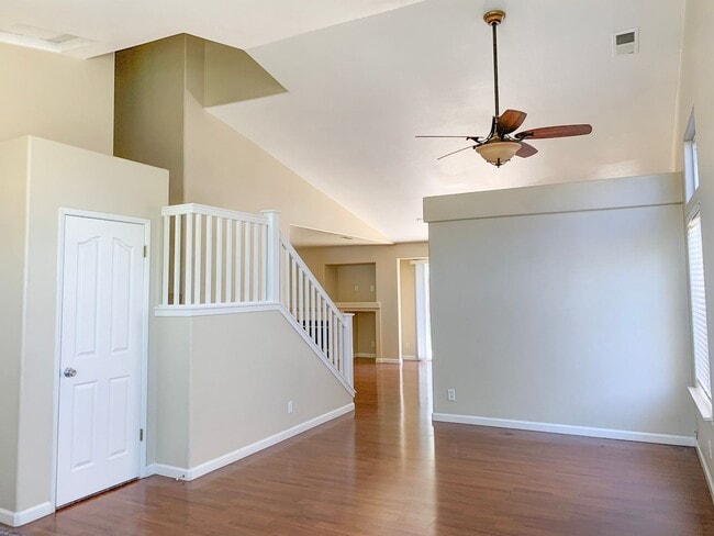 Building Photo - 4 Bedroom Home in Hollister with Huge Backyard!
