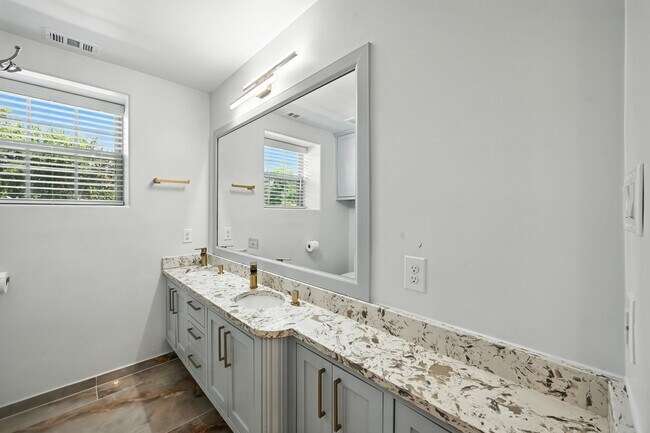 Building Photo - ***936 Elwood Duplex***