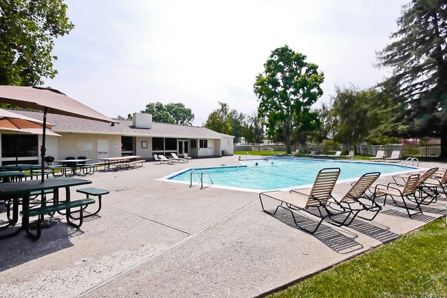 Building Photo - Lovely and Spacious 2BR 2.5BA Condo in Gre...