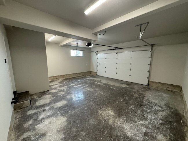 Building Photo - Brand New 4 Bed / 2.5 Bath Duplex! $250 Am...