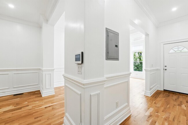Building Photo - 52 Brinkerhoff St