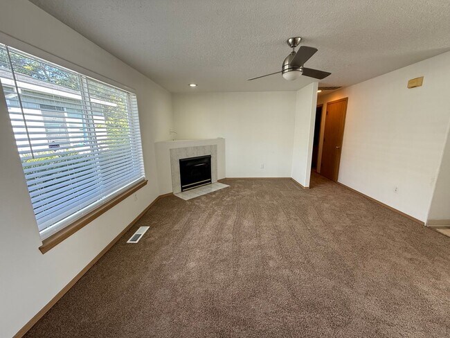 Building Photo - 3 Bed, 2 Bath with Garage, W/D, and Fenced...