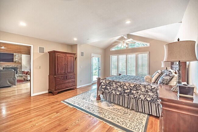 Building Photo - Luxury Living at Camels RIdge