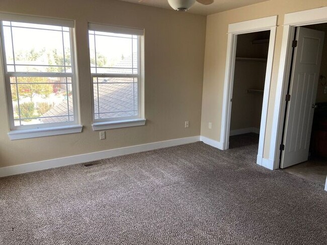 Building Photo - 3 Bedroom, 3.5 Bathroom Townhome, Close to...