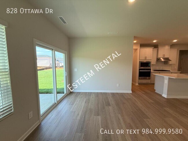 Building Photo - 828 Ottawa Dr