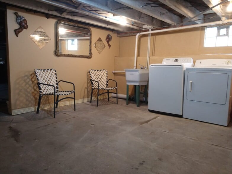 Building Photo - 905 W 9th St