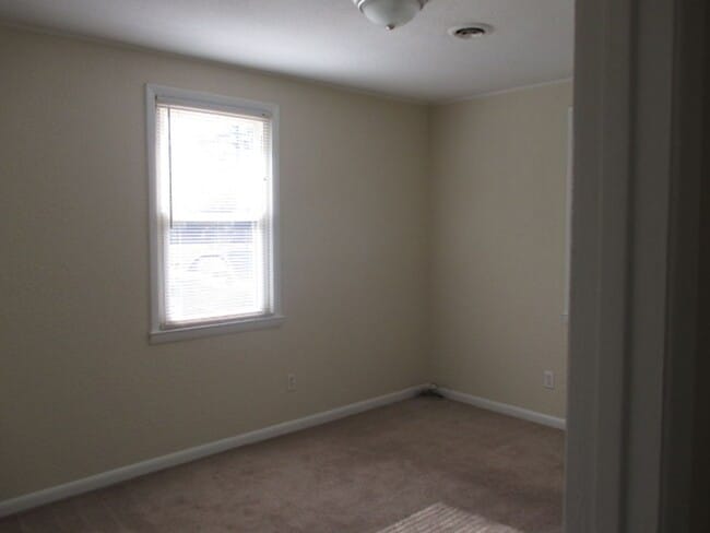 Building Photo - Nice two bedroom one bath duplex that is centrally located. Just minutes to area bases, beaches, ...