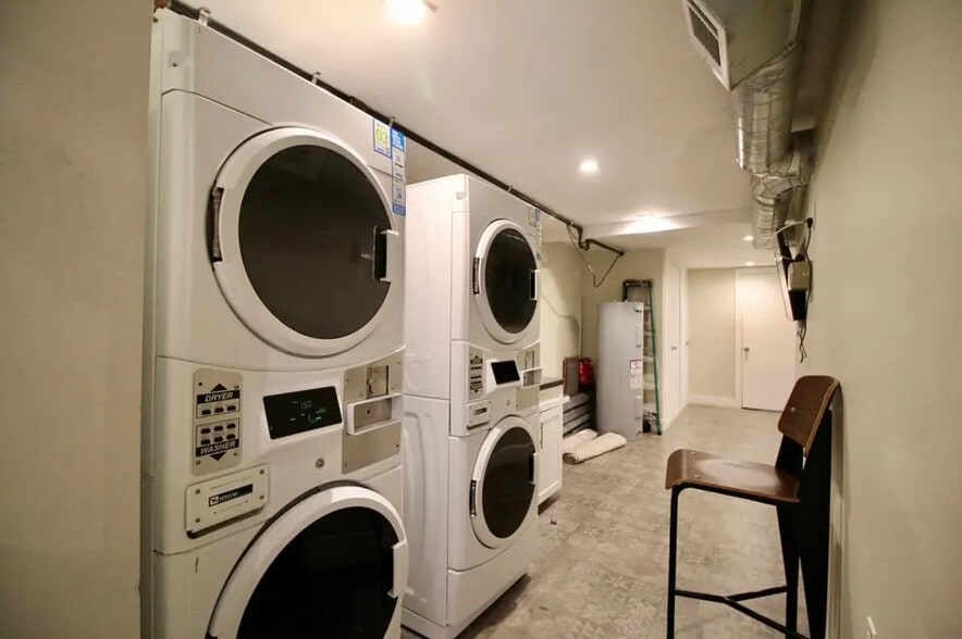 Building Photo - Furnished room/NOT APARTMENT