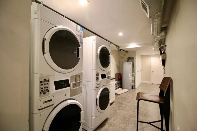 Building Photo - Furnished room/NOT APARTMENT