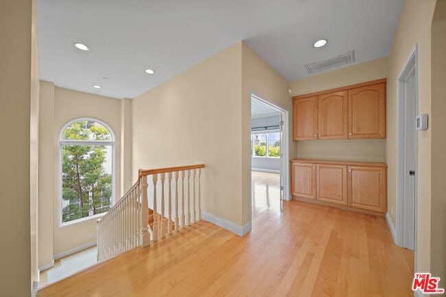 Building Photo - 248 S Swall Dr