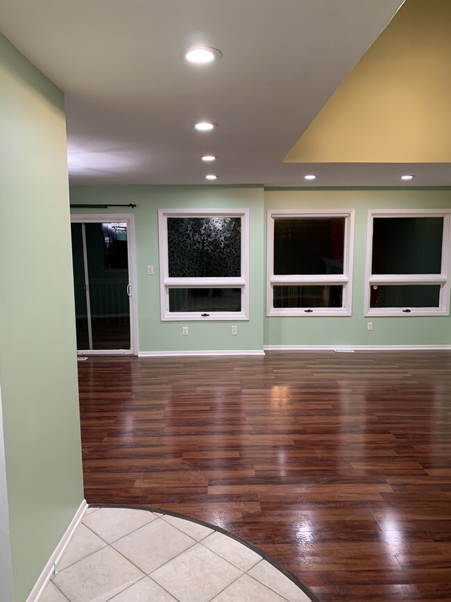 Building Photo - 64 Bond St