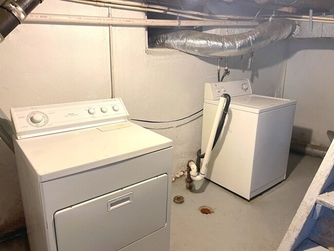 Building Photo - Lovely Two Bedroom House Near Washtenaw Golf Club!