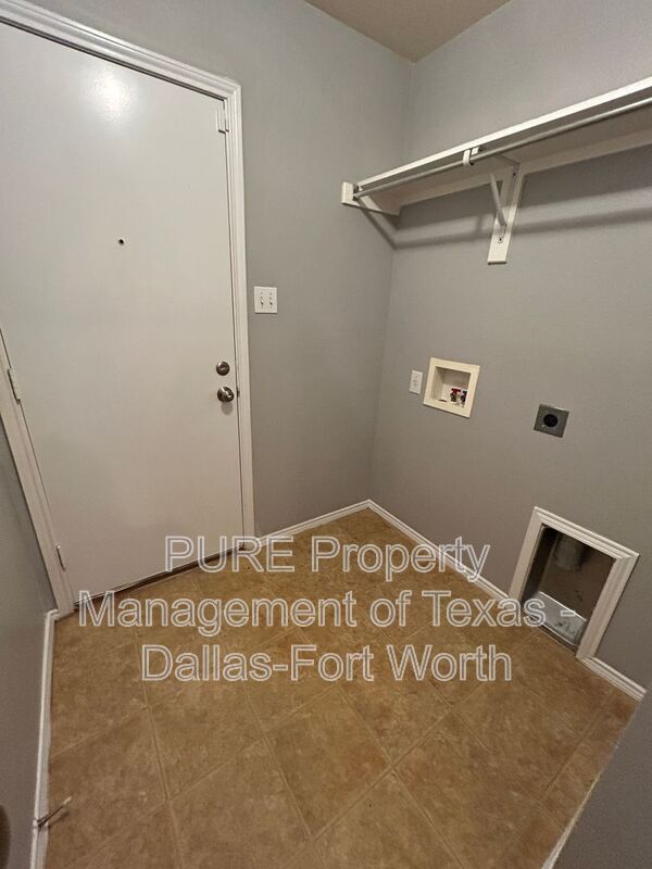 Building Photo - 7628 Hollow Forest Dr