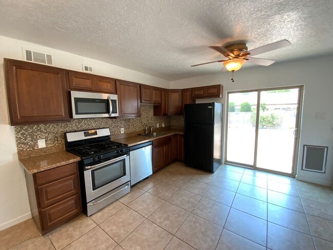 Building Photo - 2 Bedroom Single Story Home Available Near...