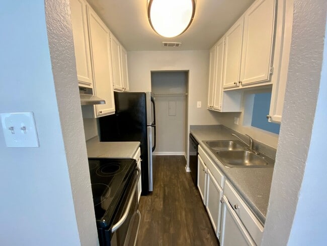 Building Photo - Charming 2nd floor condo located in gated community with a pool!