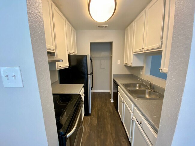 Building Photo - Charming 3rd floor condo located in gated community with a pool!