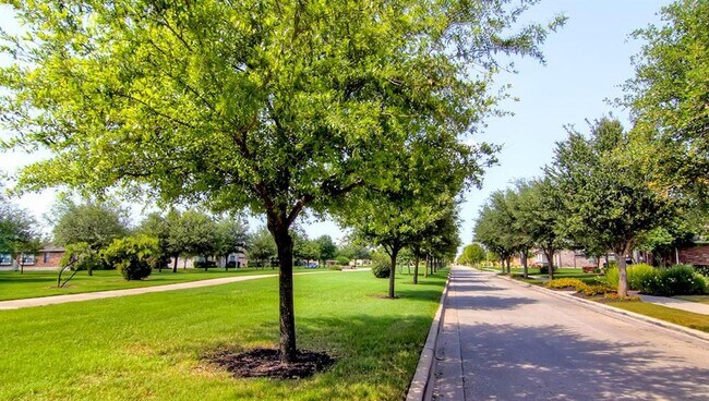 Building Photo - 18320 Friendship Hill Dr