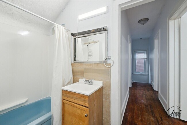 Building Photo - $1200/month bungalow
