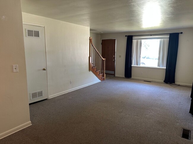 Building Photo - Nice 2 bedroom unit of a duplex near downt...
