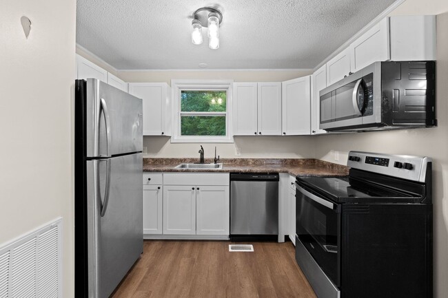 Building Photo - Renovated 3 Bedroom Dog Friendly Home For ...