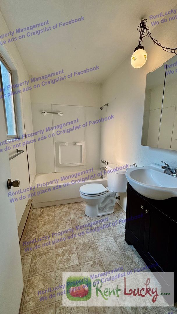 Building Photo - NE Tacoma, Quiet 3 Bed, 2 Bath Rambler - S...