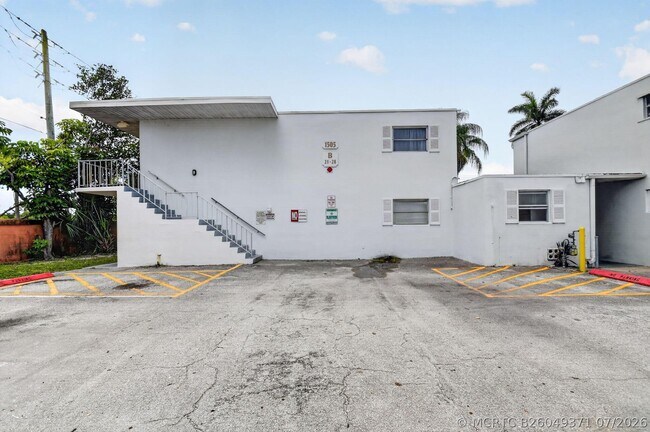 Building Photo - 1505 Crescent Cir