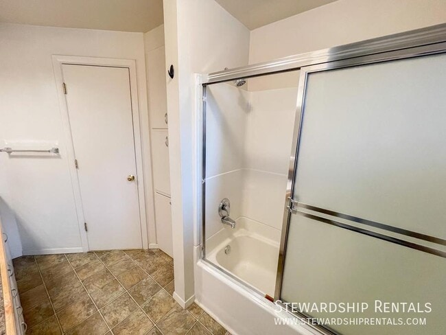 Building Photo - 1458 E 19th Ave