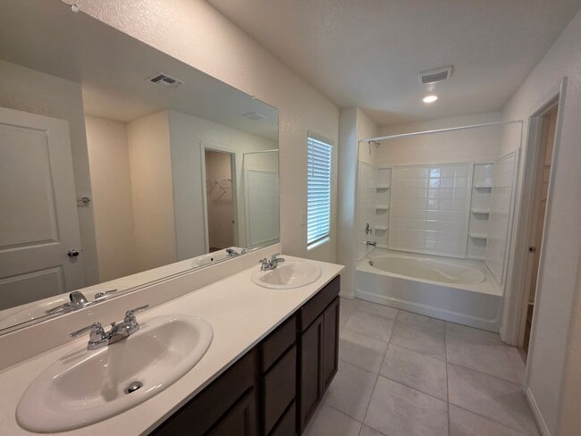 Building Photo - Newer 3 Bedroom Single Story Home in Gated Community