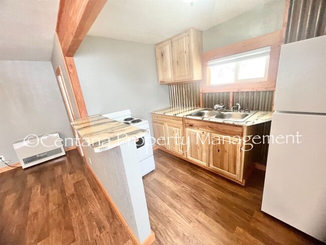 Building Photo - 611 E 6th St