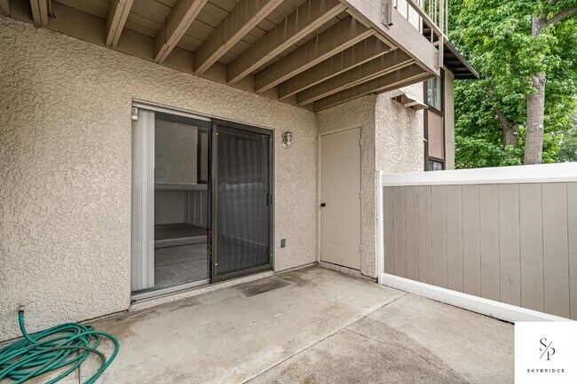 Building Photo - "Chic Urban Living: Spacious 2-Bed, 2-Bath Townhouse with Gleaming Hardwood Floors in Rancho Cuca...