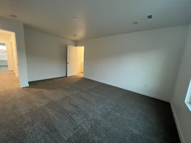 Building Photo - Beautiful 3 Bed Townhome with Amazing Amenities! 6 Month Lease