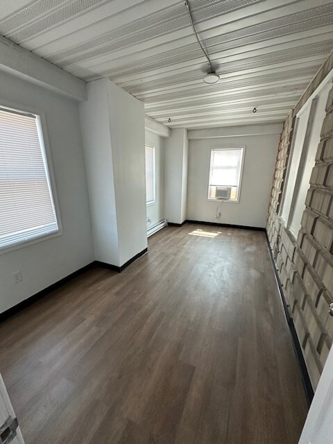 Building Photo - 302 N Queen St