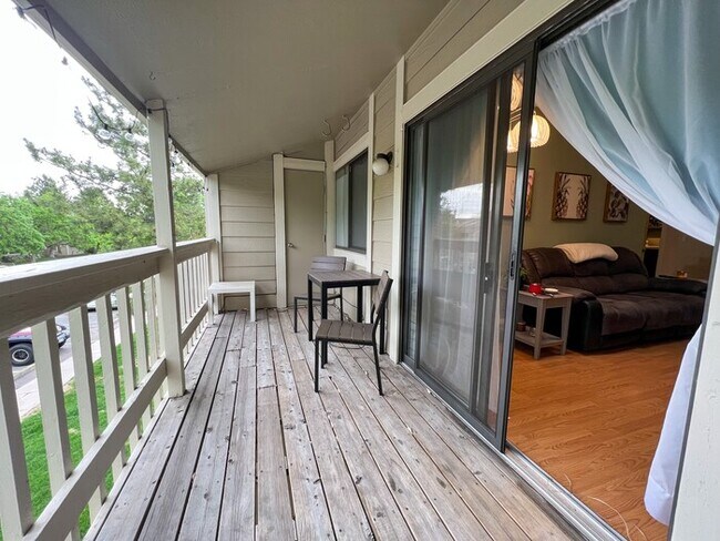 Building Photo - Great Unit.  Come see it!!!  Bright and Open with spacious 1 bed, 1 bath end unit with outdoor deck.