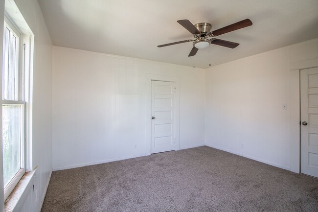 Building Photo - 2 bedroom 1 bathroom house in Slaton!