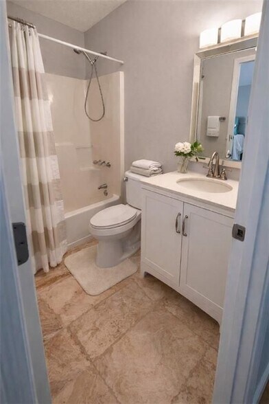 Building Photo - 3310 Southshore Ln