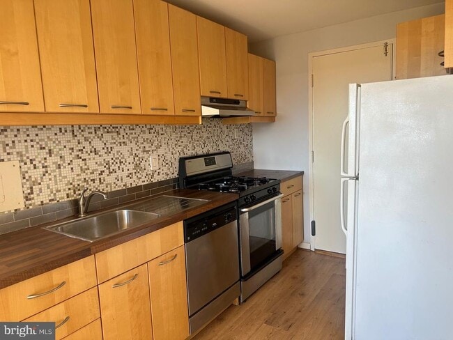 Building Photo - 10201 Grosvenor Pl