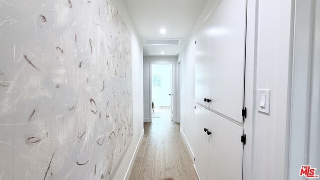 Building Photo - 3852 Sherview Dr